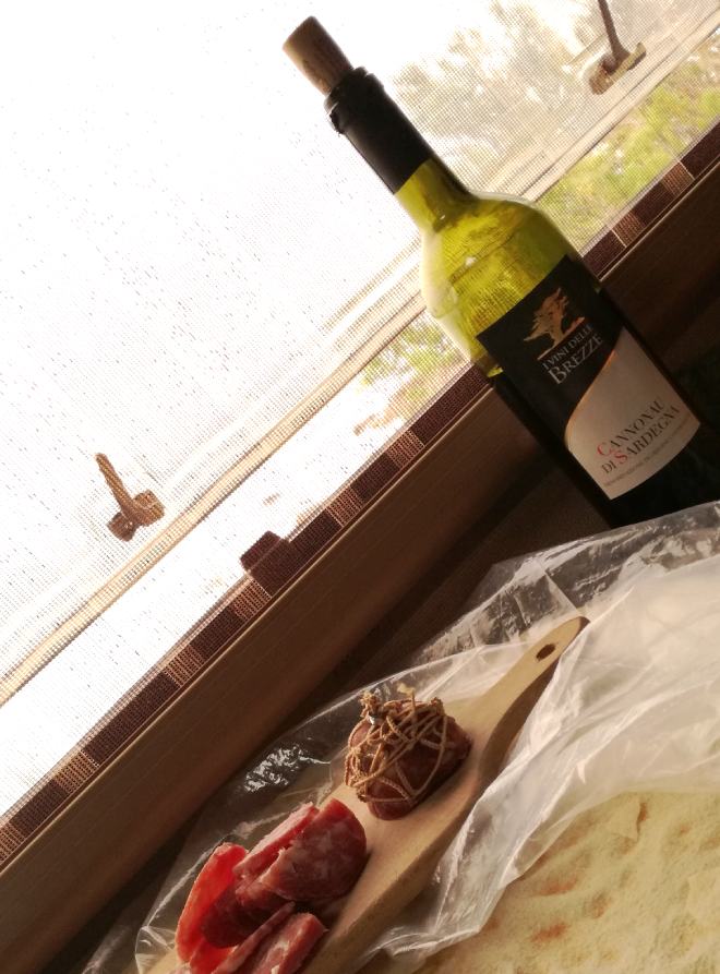 Pane carasau e vino cannonau in campervan, campersardinia.com