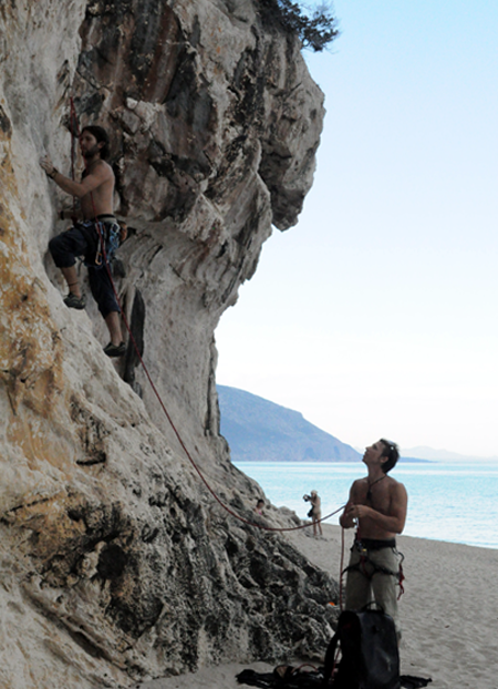 arrampicata alle grotte: falesie di Cala Luna - bbcalagonone.com